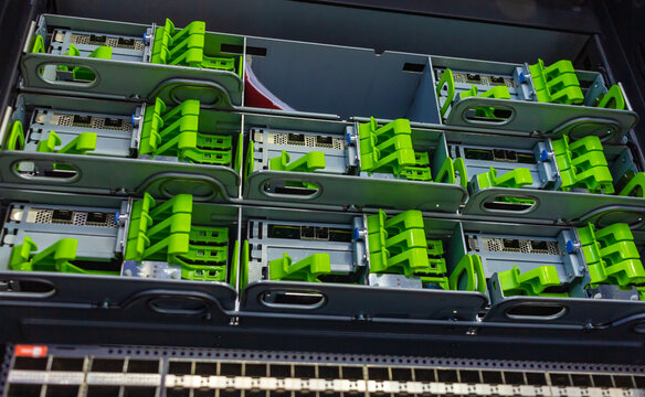 moder sevrer data center cloud engeneering hdd sdd