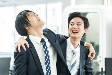 肩を組む日本人ビジネスマン © ponta1414