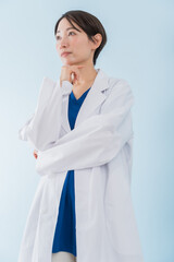 白衣を着た日本人女性