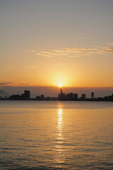 能古島から見た福岡市街の日の出