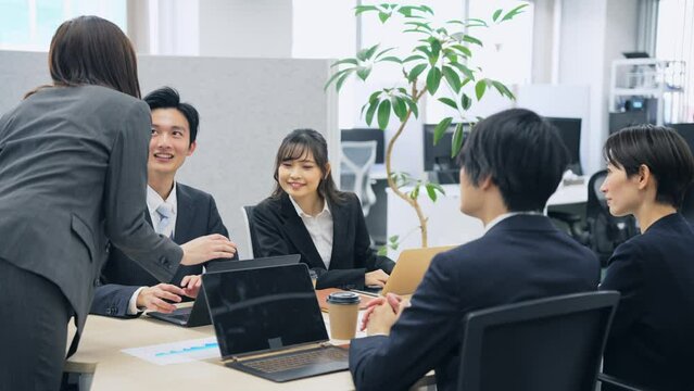 ヘッドセットで通話するビジネスマン　オペレーター　コールセンター