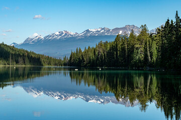 Fototapeta na wymiar 湖面に映る山々