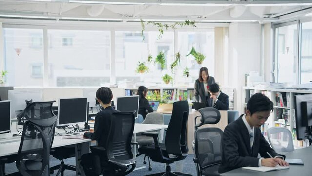 オフィスで仕事する会社員グループ