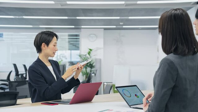 電卓を見せて交渉するビジネスグループ