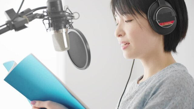 アフレコをする若い女性　ナレーターイメージ	
