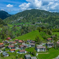 Fototapeta na wymiar Das Oberstdorfer Tal - Blick auf den Ortsteil Jauchen
