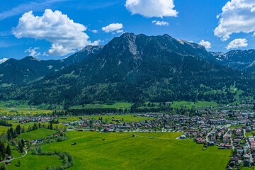 Fototapeta na wymiar Ausblick ins Oberstdorfer Tal - das markante Rubihorn