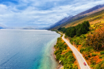 D NZ Wakatipu Red car road lake