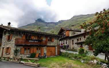 Fototapeta premium Houses in Bonneval-sur-Arc with the Vanoise massif in the background (Haute-Maurienne)