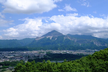武甲山と秩父市の風景
