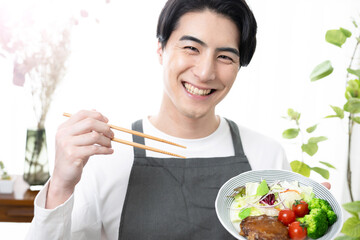 料理する男性のイメージ