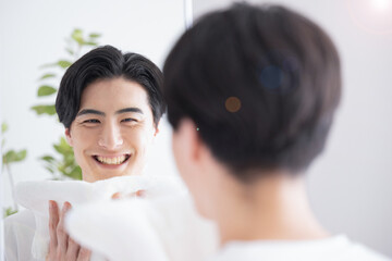 朝の洗顔するアジア系男性のアップ　カメラ目線