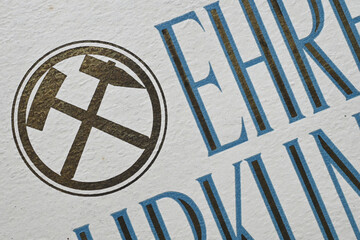 Schlägel und Eisen auf einer Gewerkschaftsehrenurkunde 