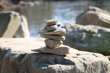 Pyramide aus Steinen am Fluss / Balancepyramide