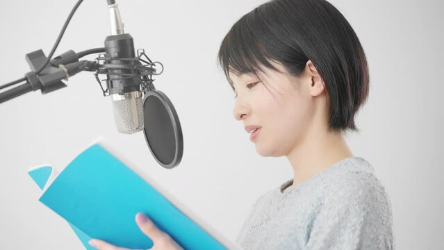 アフレコをする若い女性　声優イメージ