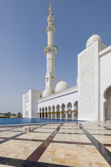 Wide angle view of the corner minaret of the Sheik Zayed grand mosque in Abu Dhabi