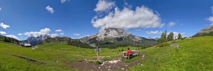 Fototapeta na wymiar Panorama Plätzwiese mit Berg Hohe Gaisl in den Dolomiten / Südtirol
