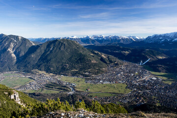 Fototapeta na wymiar Blick auf Garmisch-Partenkirchen und den Wank