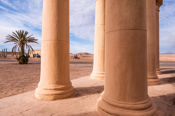 Fototapeta premium Scenario reminiscent of an Egyptian film with cloudy sky