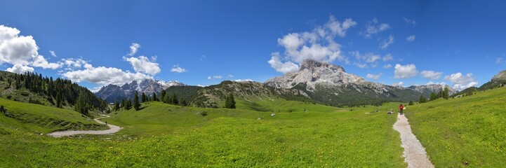 Fototapeta na wymiar Panorama Plätzwiese in den Dolomiten / Südtirol