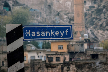 Obraz premium Sign post for the Turkish town of Hasankeyf on the banks of the Tigris River in south east Turkey under threat from construction of dam projects.