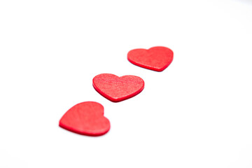 Imagen de tres corazones rojos con fondo blanco
