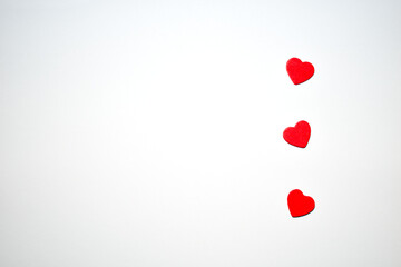 Imagen de tres corazones rojos con fondo blanco