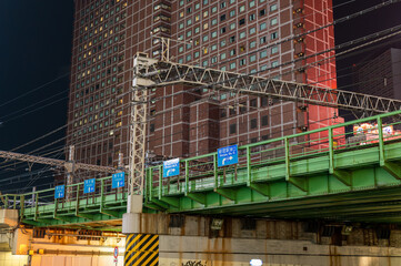 東京都新宿区の夜の繁華街の景色