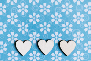 Coeur en bois sur un fond coloré fleuri et espace vide