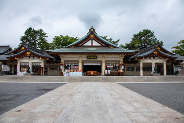 雨の日の広島護国神社の本殿
