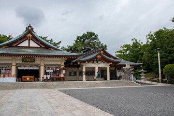 Obraz premium 雨の日の広島護国神社の本殿