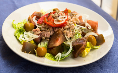 mediterranean vegetable salad with tuna