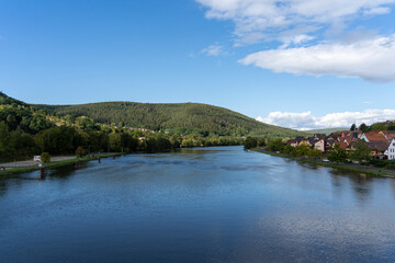 Fototapeta premium Blick auf Erlach am Main, Gemeinde Neustadt am Main, Landkreis Main-Spessart, Naturpark Spessart, Unterfranken, Bayern, Deutschland