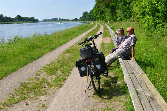 Paar sitzt auf der l&auml;ngsten Bank der Welt am Nord-Ostsee-Kanal 