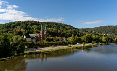 Fototapeta premium Ehemalige Benediktinerabteikirche, und jetzige Kath. Pfarrkirche St. Michael und St. Gertraud in der Gemeinde Neustadt am Main, Landkreis Main-Spessart, Unterfranken, Bayern, Deutschland.