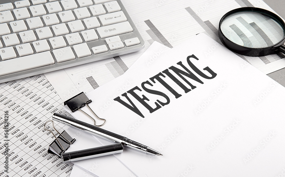 Aufkleber vesting text on paper with chart and keyboard, business concept