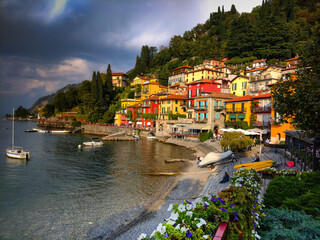 Obraz premium Varenna waterfront with flowers and boats