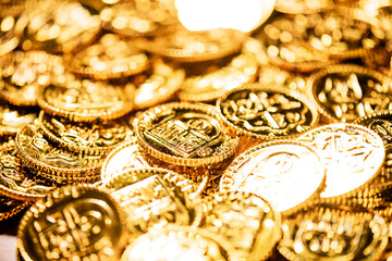 ギラギラと輝く大量の金貨のイメージ