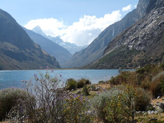 Fototapeta na wymiar Paysage de montagnes et lac, Pérou