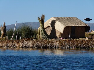 Sur les totoras, lac Titicaca, P&eacute;rou