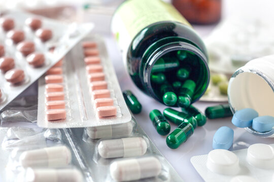 Nahaufnahme verschiedener Medikamente in teils ge&ouml;ffneten Packungen, Glasflasche und Blisterverpackung