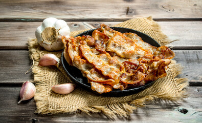 Fried bacon with garlic.