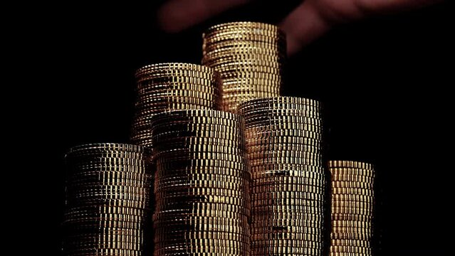 金貨を鷲掴みする男性の手