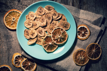 dried fruits: bananas and lemon