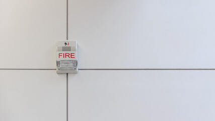 A fire alarm with built in strobe light to alert in case of fire. A sound and strobe fire alarm is mounted to an interior wall as part of the fire alarm system - obrazy, fototapety, plakaty