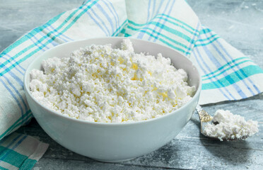 Cottage cheese in bowl on napkin.