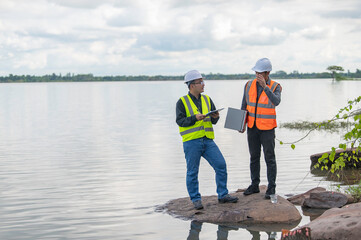 Environmental engineers inspect water quality,Bring water to the lab for testing,Check the mineral content in water and soil,Consultation to solve the problem of chemical contaminated water sources