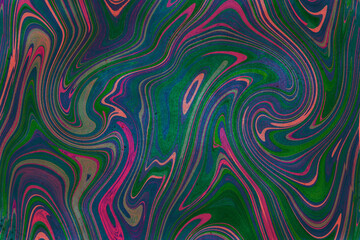 深い緑や鮮やかなピンクなどの渦のあるレトロなマーブリング