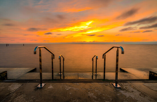 -Sonnenuntergang an der Nordsee mit Geländer 