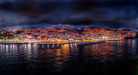 Die Stadt Funchal in Madeira bei Nacht, Lichterketten und viele beleuchtete Häuser am Hang, dunkle...